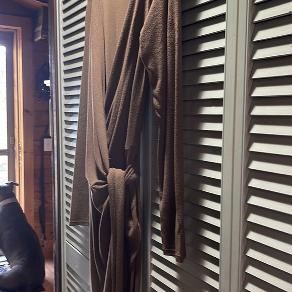 Babaton Aritzia dress size large.  Worn once and like brand new. - Picture 3 of 3